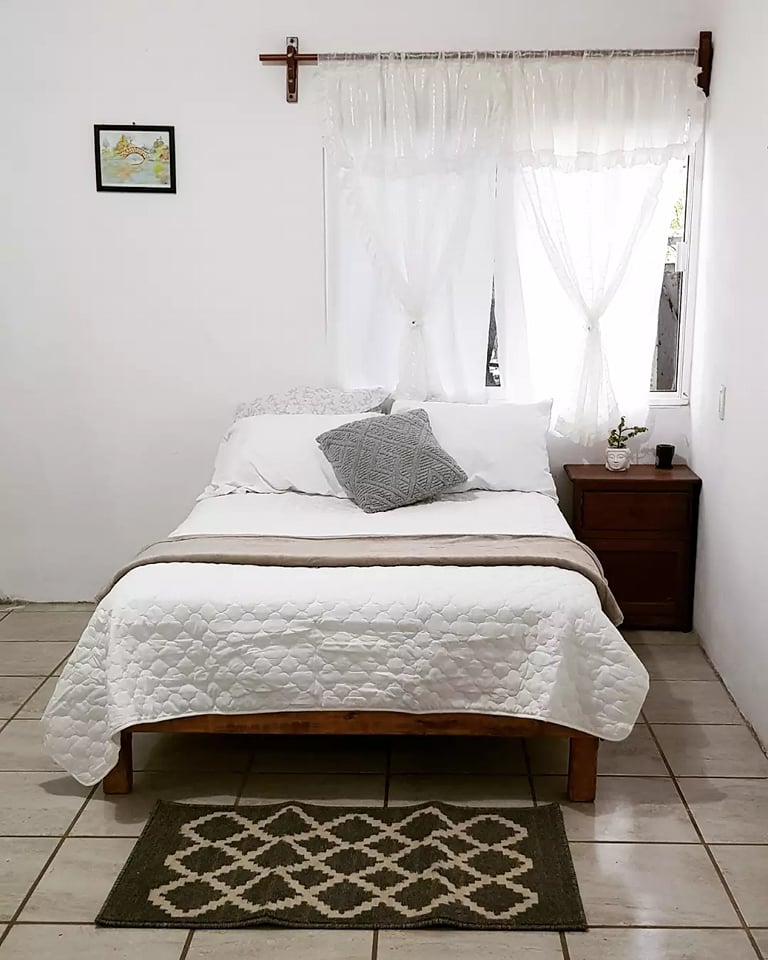 Cómoda habitación con cama matrimonial. Adicional dos colchones con ropa de cama. 