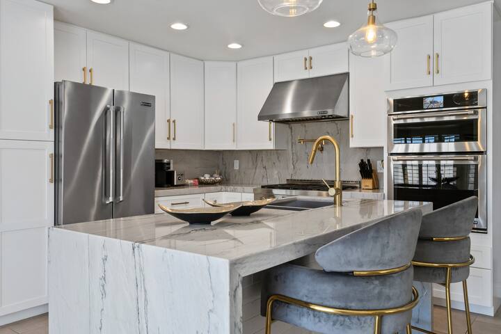 ❤ BRAND NEW POOL, Clean 4BR/3BA Modern Chic Home ❤ gallery image 4