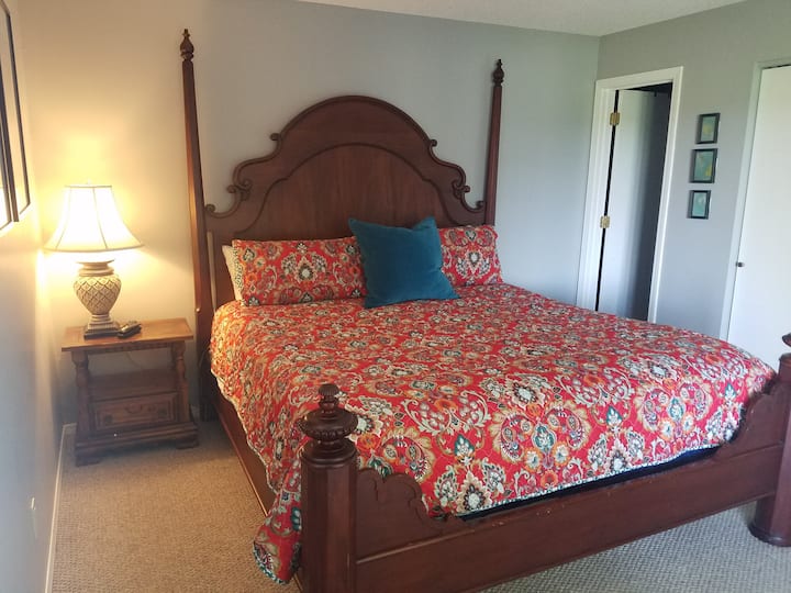 Dhomë gjumi kryesore me krevat dopio "king" me banjë private