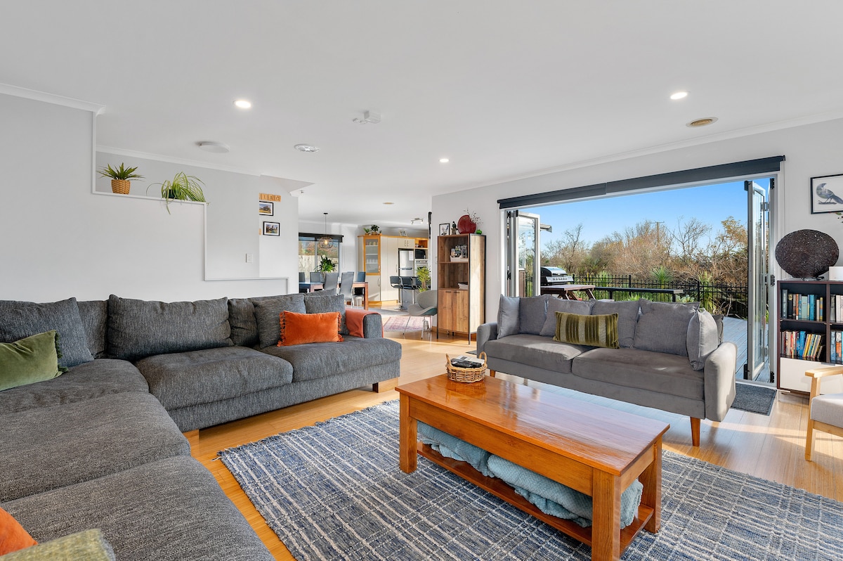 Top Airbnb: Spacious Lake Retreat | Walk to Lake + Free Kayaks in Rotorua District