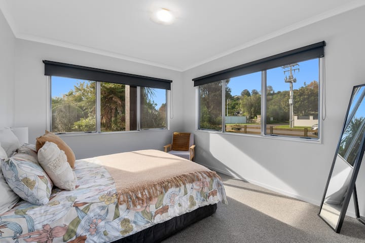 Bedroom 1 (downstairs)  - 1 x Queen Bed