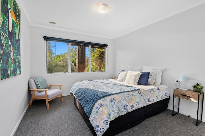 Bedroom 2  (Downstairs)  - 1 x Queen Bed