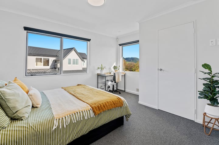 Bedroom 4 (Upstairs) - 1 x Queen Bed