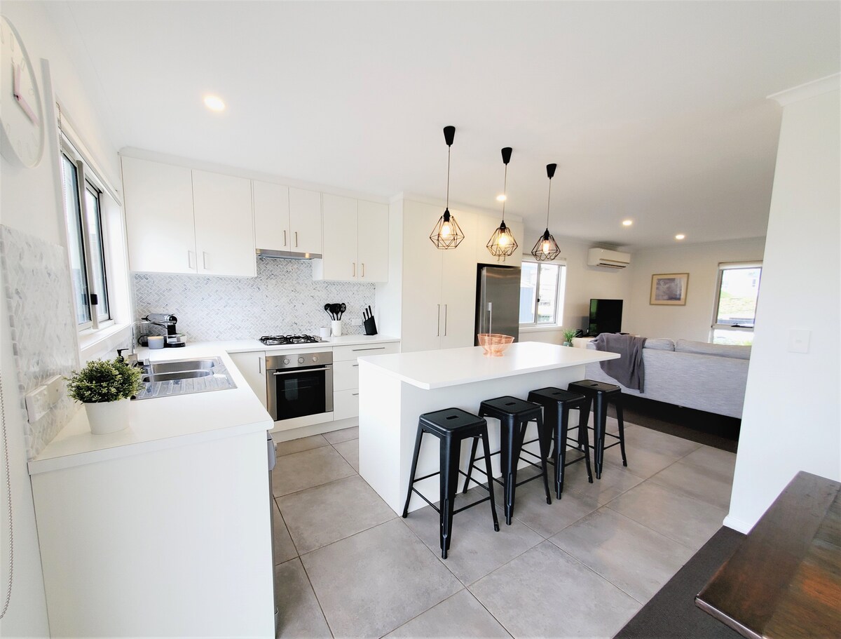 Family Holiday Home in Jindabyne with Backyard Spa Houses for Rent in