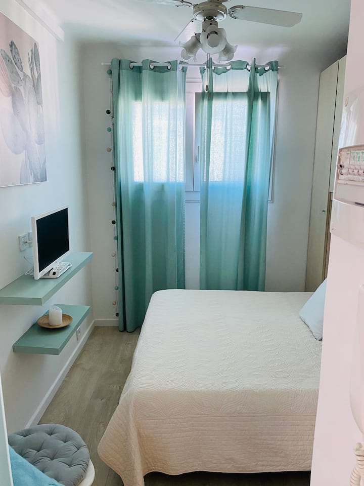 Spálňa: 140 x 190 manželských postelí, šatníková skriňa, malá televízia