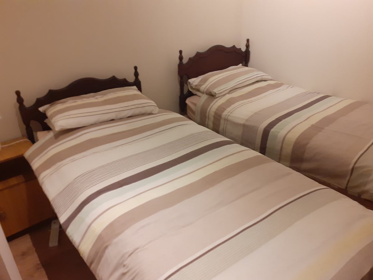 两张带套房的单人床