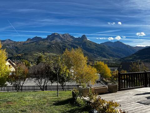 Laika Chalet - Panoramic Mountain View