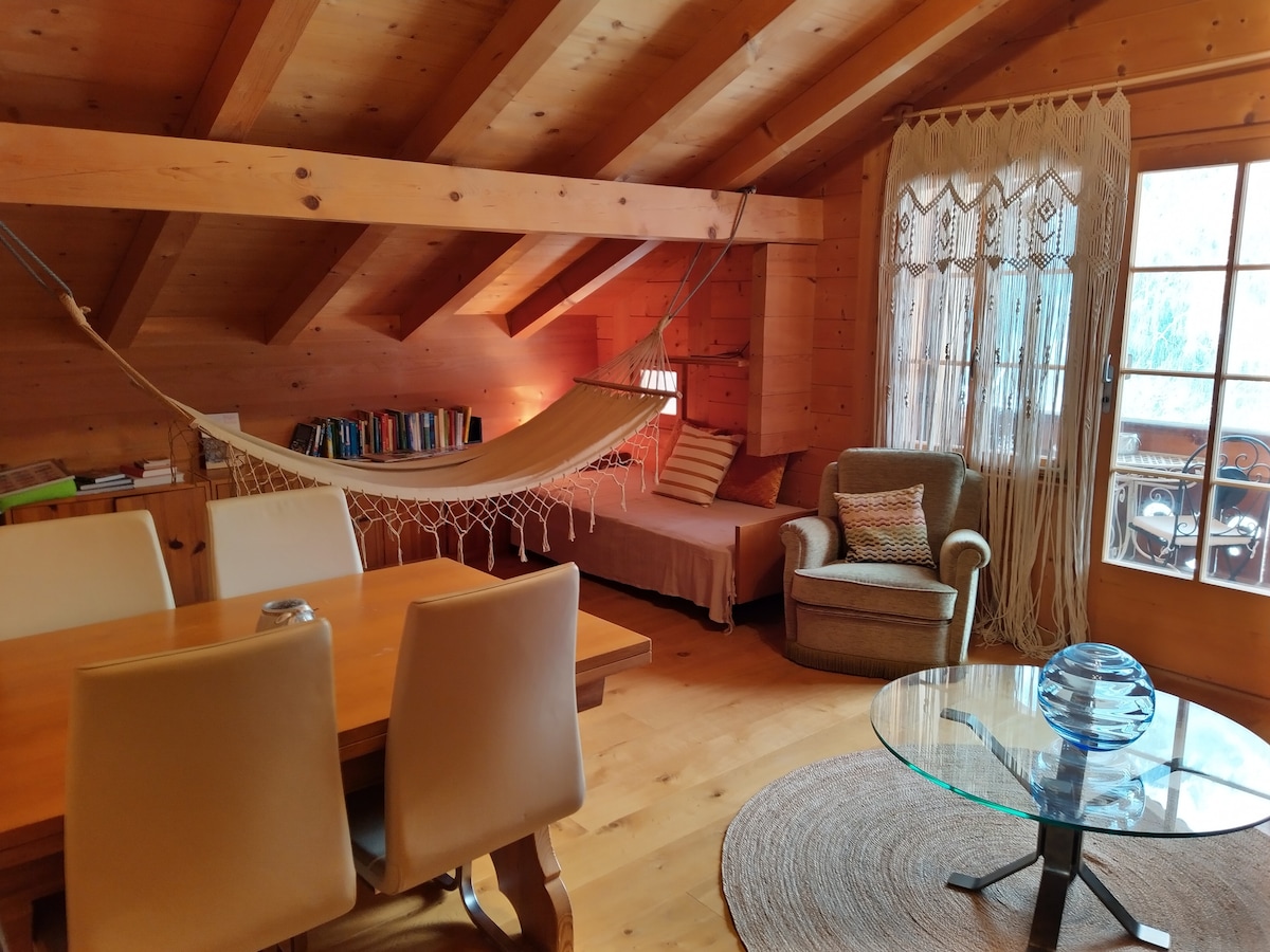 Sala de estar con hamaca y acceso directo al balcón. La cama adicional para la quinta persona está disponible en esta habitación. La mesa de comedor y la esquina del sofá con muchos juegos y libros todavía están disponibles para mis huéspedes.