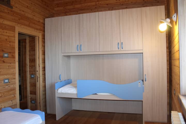 Second bedroom with two single beds 