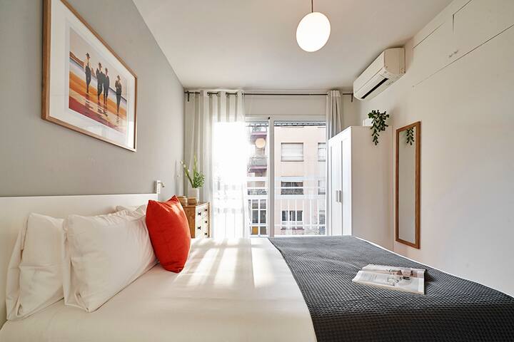 Love Local Life near Sagrada Familia 4BD/2BTH 7PP gallery image 2