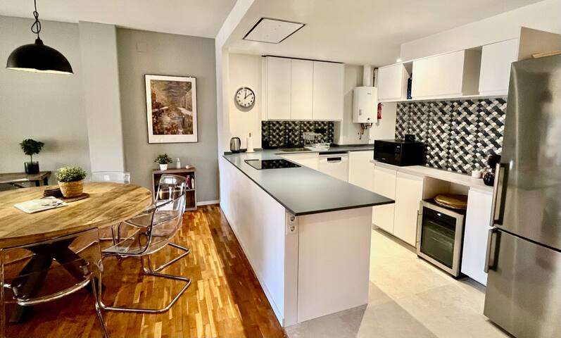 Love Local Life near Sagrada Familia 4BD/2BTH 7PP gallery image 3