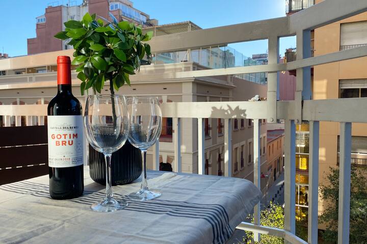Love Local Life near Sagrada Familia 4BD/2BTH 7PP gallery image 5