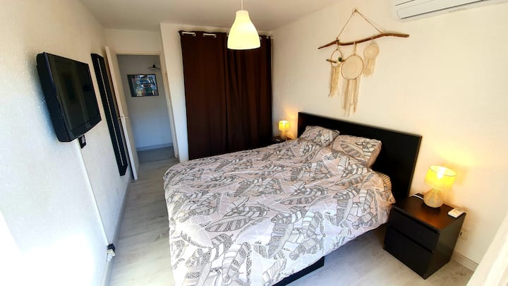 La grande stanza con: 
- lit Quenn Size 160x200
- terrazza
- TV connessa
- Armadio
- Frigo bar