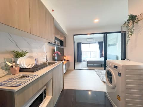 Luxury condo in vast shopping mall near airport