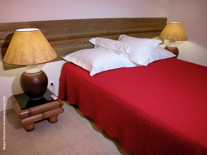 La chambre principale avec sa confortable literie Dunlopillo pour une excellente nuit de sommeil !