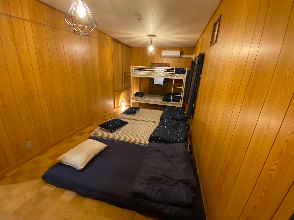 【Room2】 jedan krevet na kat i tri kompleta futona