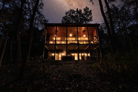 Fall Chalet - Hot Tub, Fire Pit, Game Room & Wi-Fi
