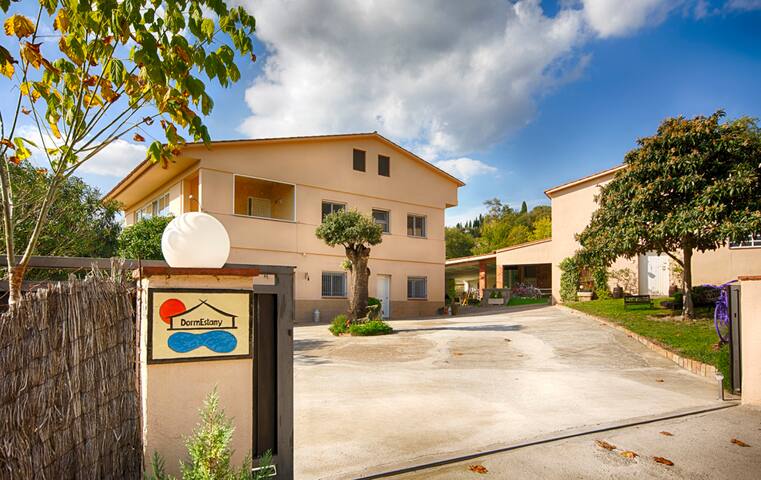 CASA DORMESTANY CON PISCINA Y JARDÍN (21 PERSONAS) gallery image 2