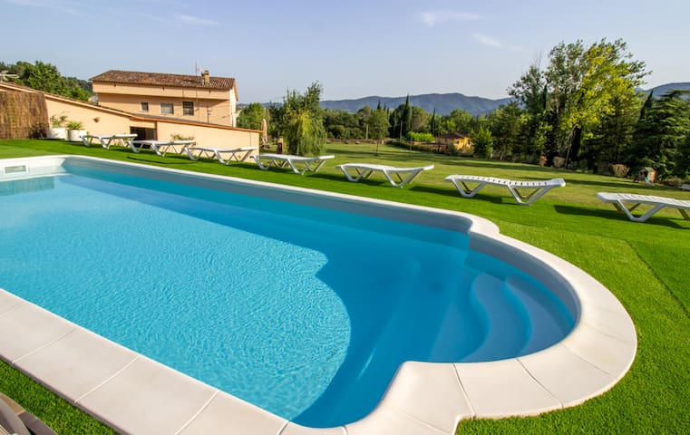 CASA DORMESTANY CON PISCINA Y JARDÍN (21 PERSONAS)