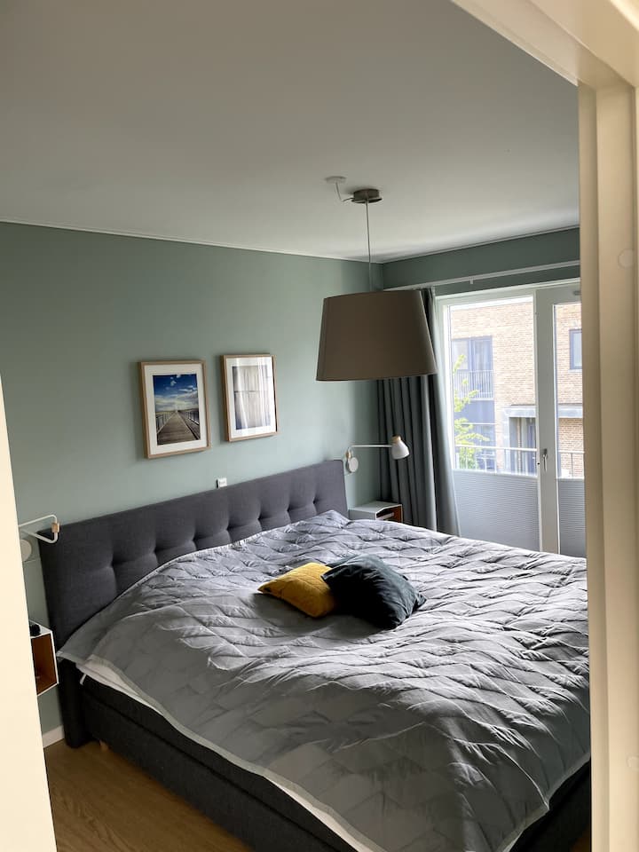 El dormitorio principal de arriba es una cama de 210 cm