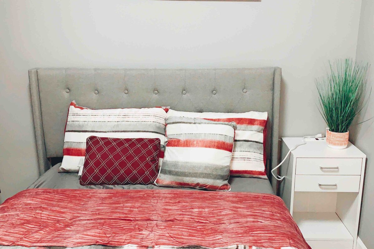 El dormitorio #1 tiene cama de tamaño completo y puede acomodar a 2 personas. 