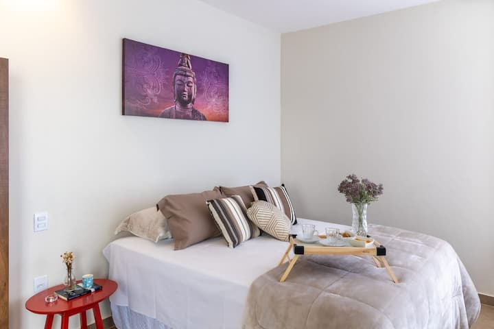 Chumba chenye starehe na mapambo mazuri, kilicho na kitanda chenye starehe cha watu wawili, mwangaza mwingi wa asili na maelezo ambayo huunda mazingira ya amani na utulivu.