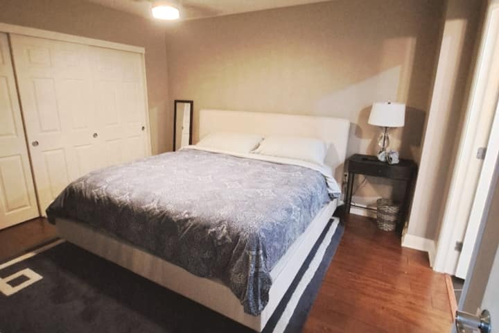 Dormitorio principal con amplio espacio en el armario