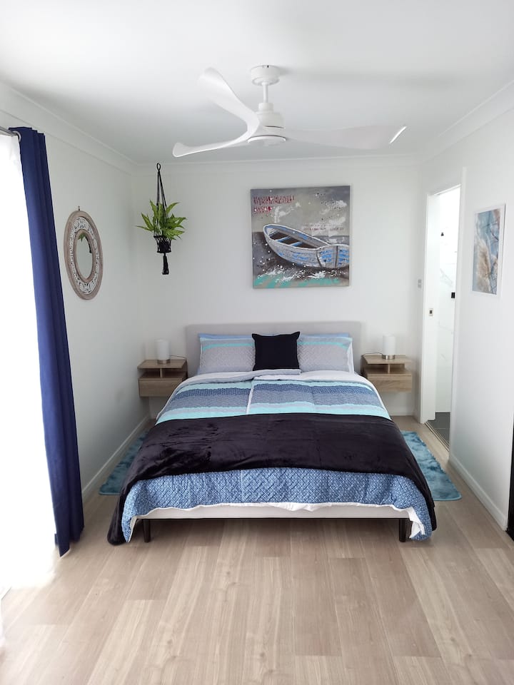 Hoofdslaapkamer, queensize bed. 
Toegang tot een eigen balkon met buitenomgeving. Eigen badkamer aan de rechterkant.