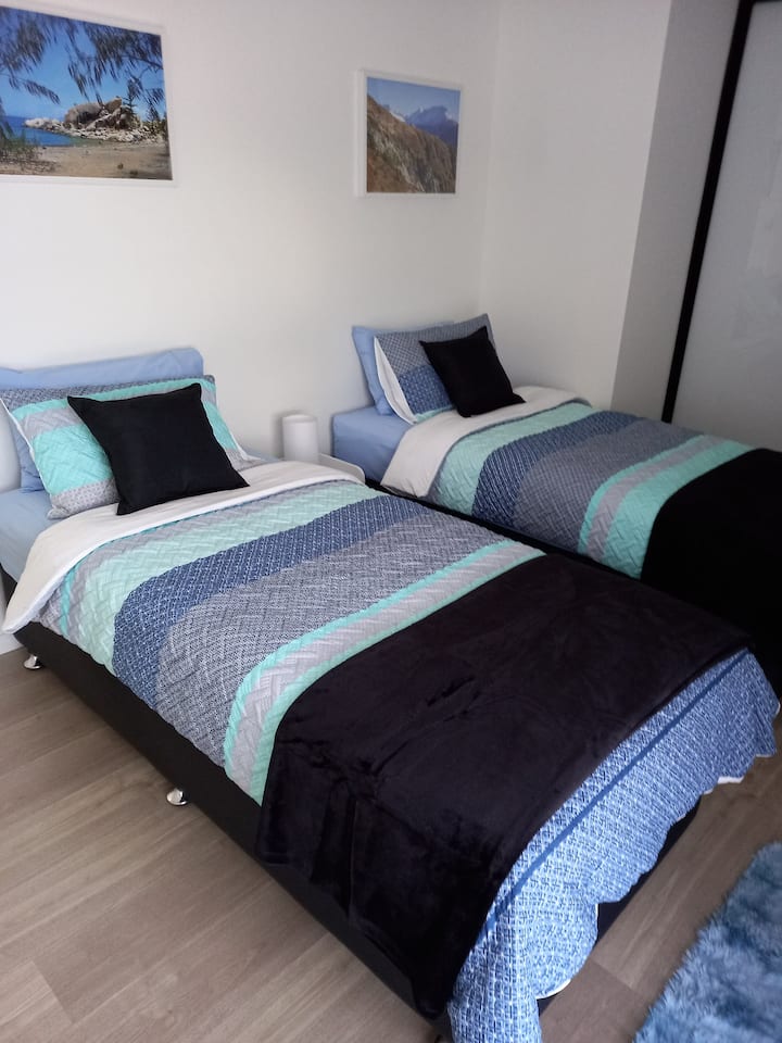 Derde slaapkamer met 2 lange eenpersoonsbedden. 