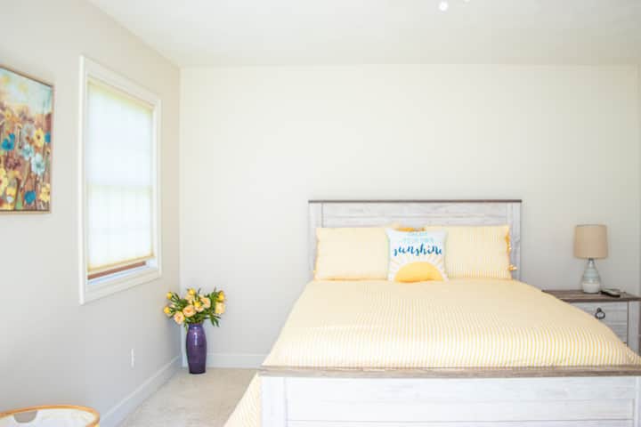 „ყვითელი ოთახი“ საწოლით Queen