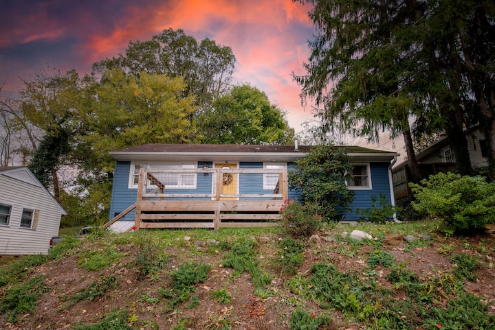 Bluebird Bungalow - Walkable, Cozy, & Fenced Yard - 阿什維爾