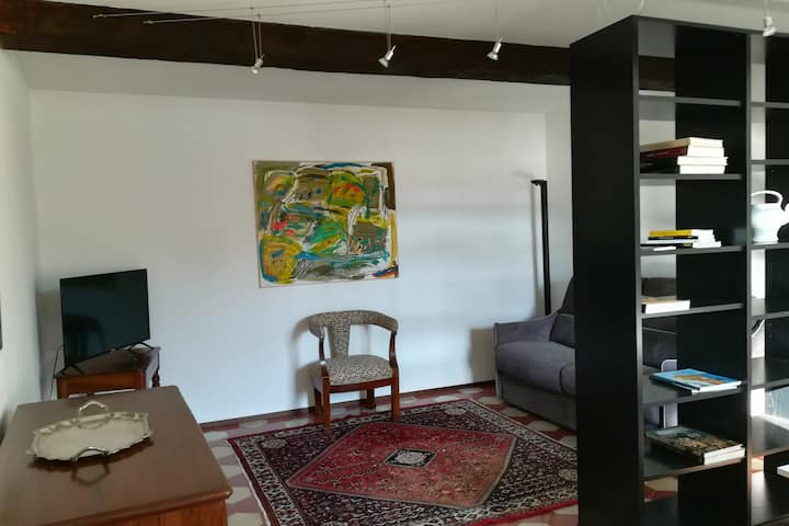 La sala de estar que se ve desde la entrada