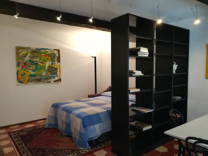 La sala de estar por la noche. El sofá cama tiene un cómodo colchón doble tamaño francés (cm 140X190 de altura 18 )