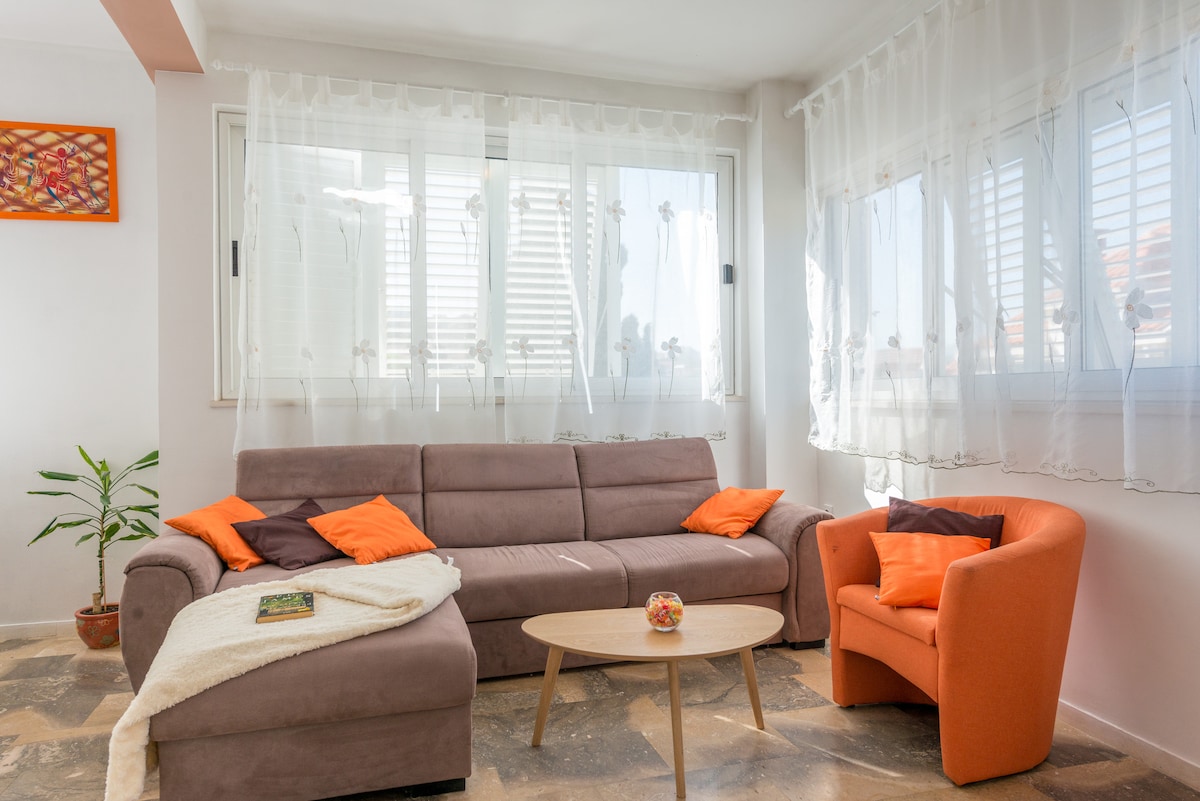 Dhomë e bollshme ndenjjeje me ekran të sheshtë multimedial TV, AC, Wi-Fi