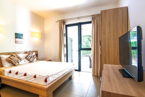 Elegant 3-Bed Apartment with Garden, Beach & Pool