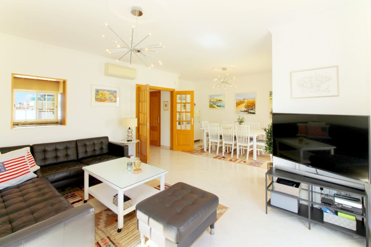 Imóvel de sucesso: Bright villa with swimming pool em Ferragudo