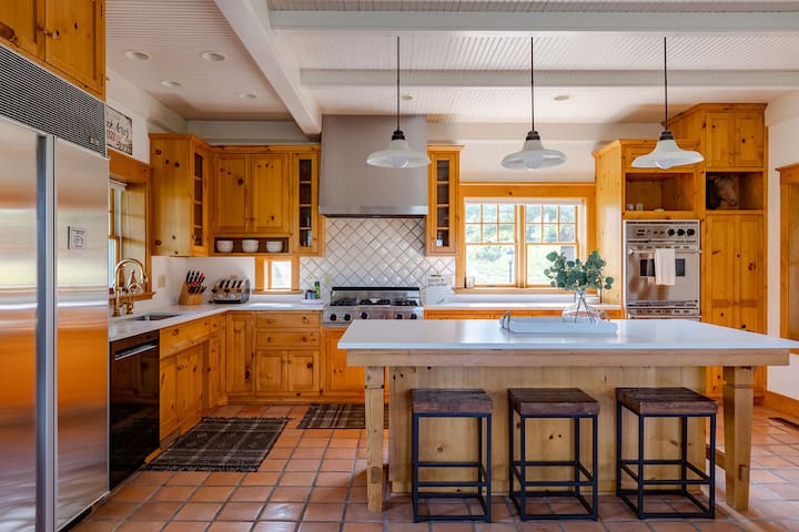 40-acre estate w/spa 3 mi to downtown Stillwater. gallery image 4