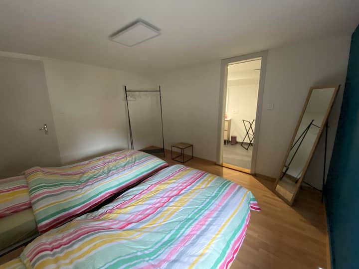 спалня с достъп до банята