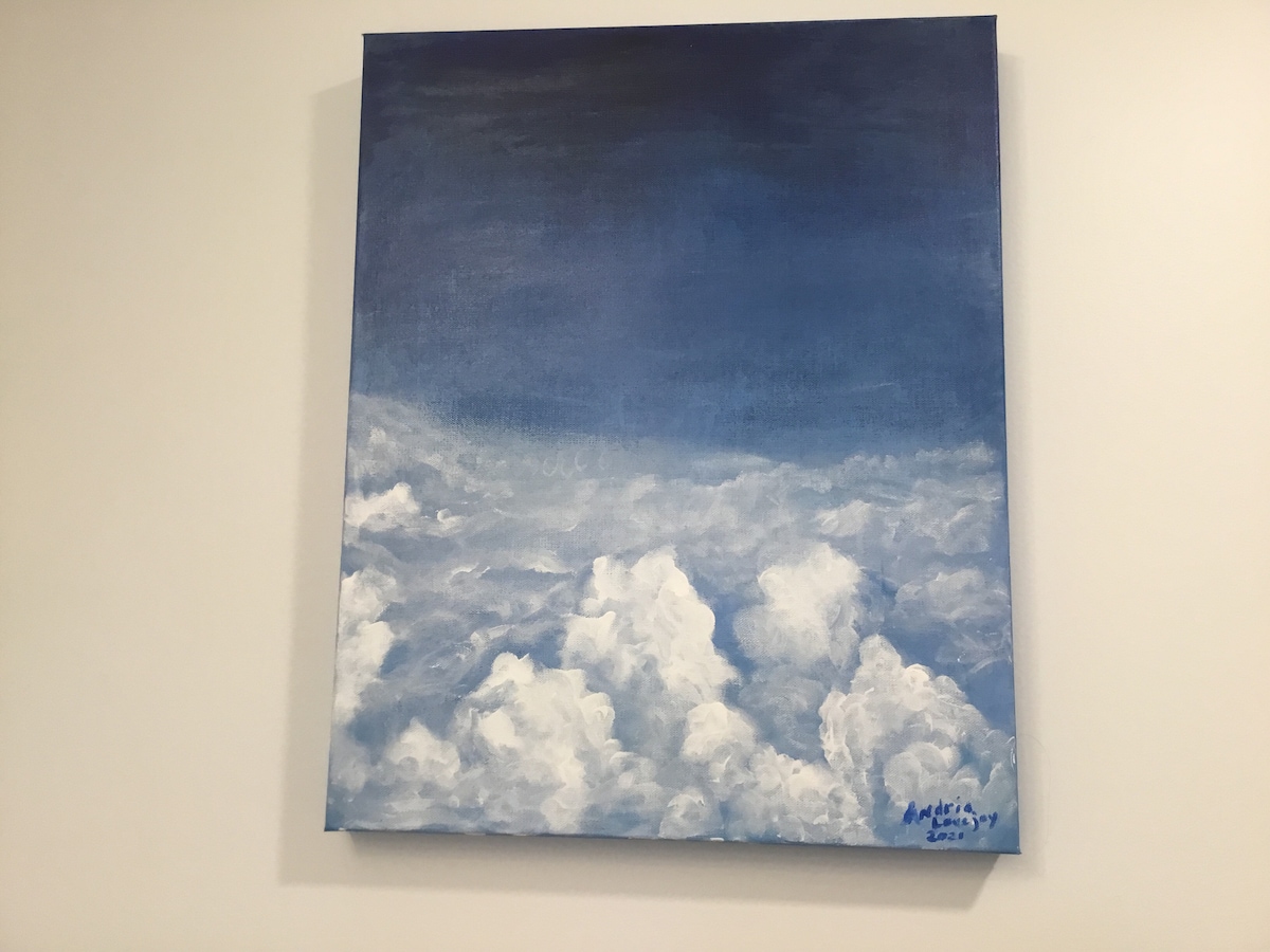 Просторот е исполнет со оригинални уметнички дела.