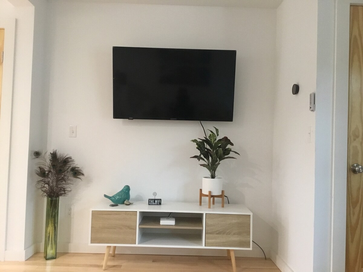 Поглед кон телевизорот.  Фотографијата е направена додека седите на каучот. 