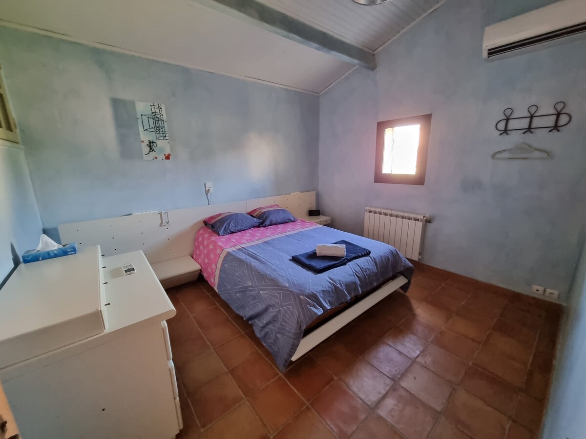 Spavaća soba s bračnim krevetom na katu s klima-uređajem