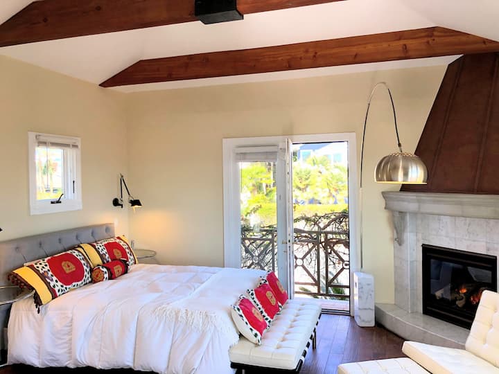 Bračni krevet (160x200), kamin i 2 balkona u spavaćoj sobi