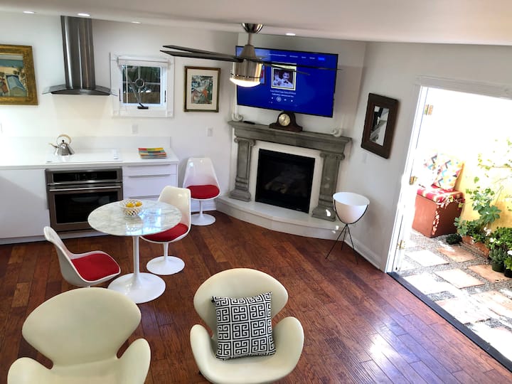 Jedite u kuhinji s kaminom i TV-om na terasi