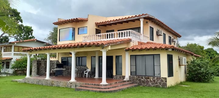 Stunning Beachfront Villa — 4 bedroom vacation rental in Nueva Gorgona