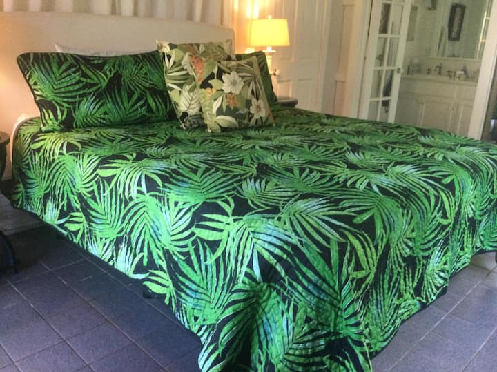 Главната спална соба има брачен кревет во Калифорнија со далечински управувач. Оваа соба има клима уред и вентилатор на таванот.