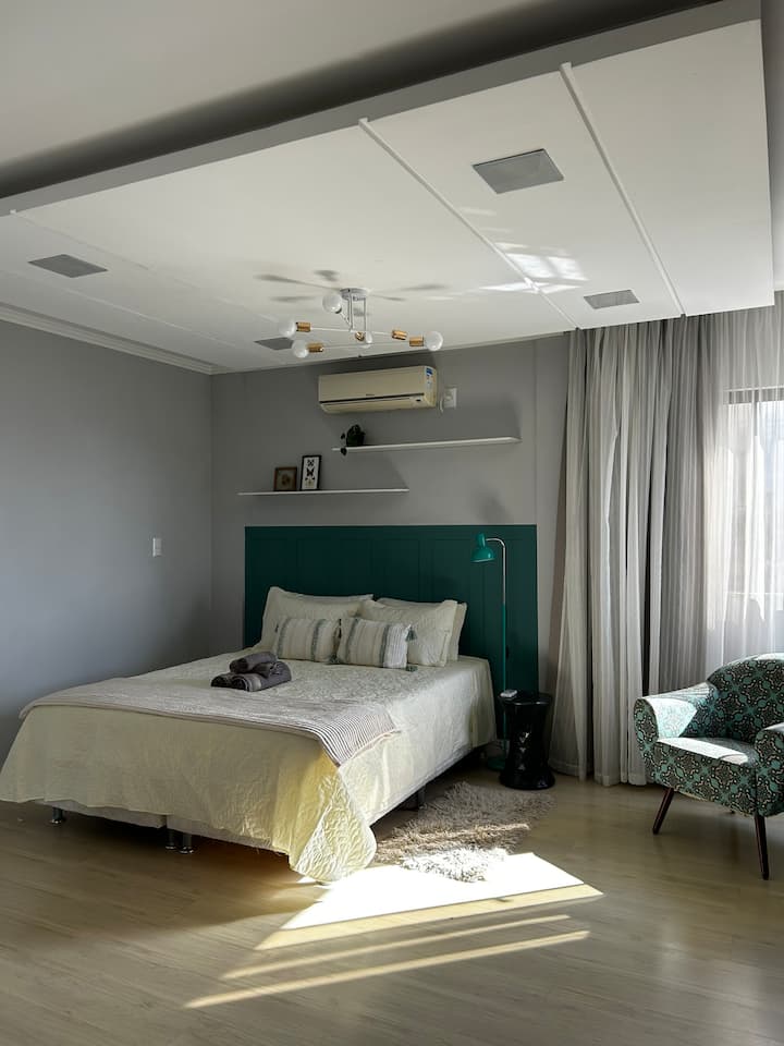 Ლუქს-ნომერი 152 × 203 სმ ზომის საწოლითა და კონდიციონერით.