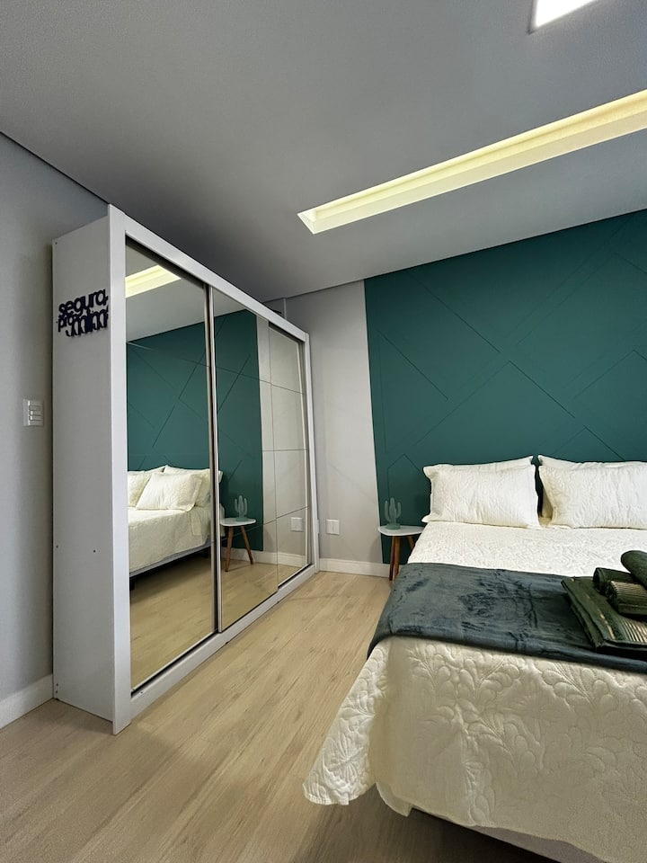 Გარდერობი სარკეებით 