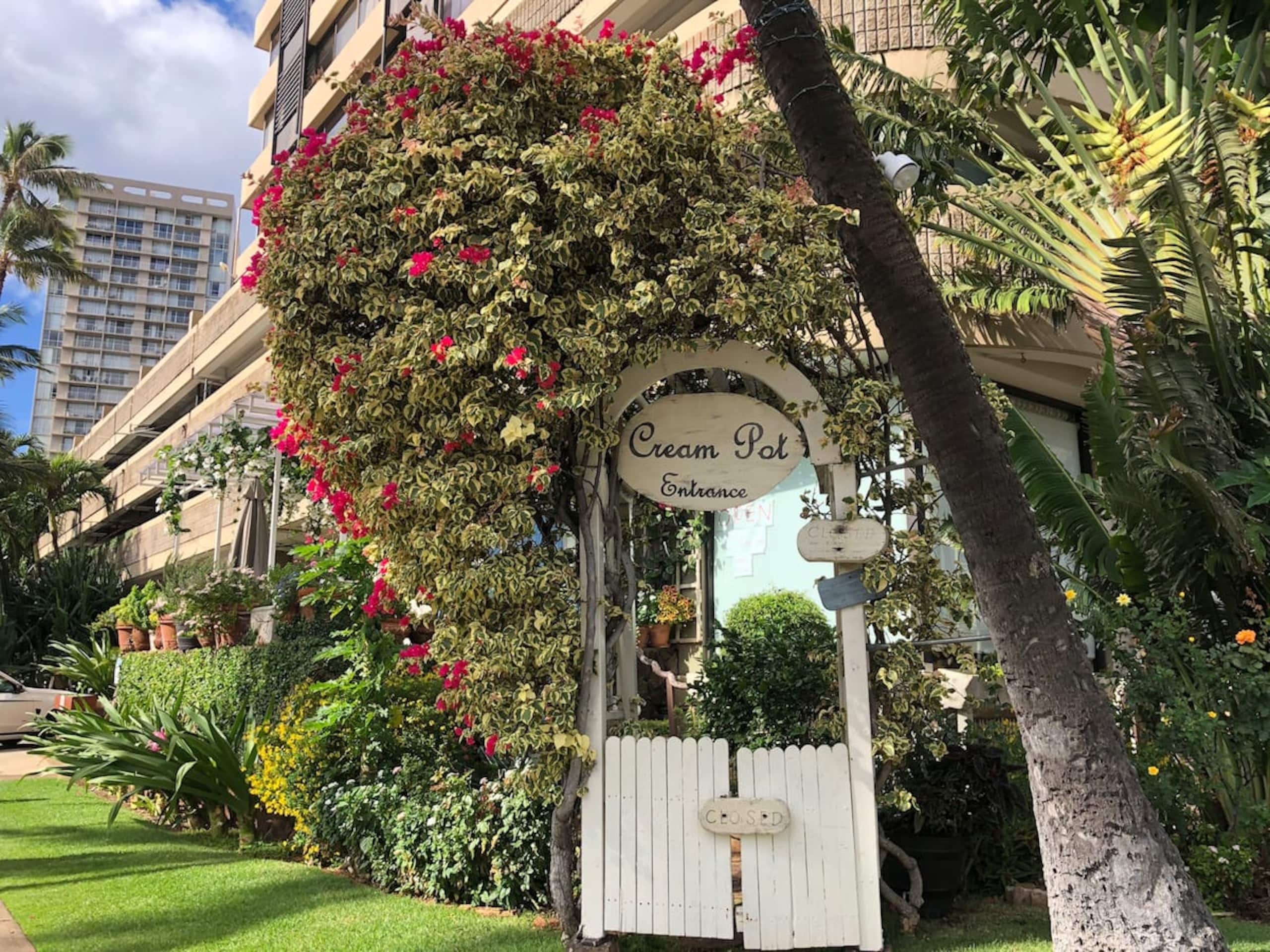 Condo in Honolulu · ★4.91 · Studio · 2 beds · 1 private bath - Image 7