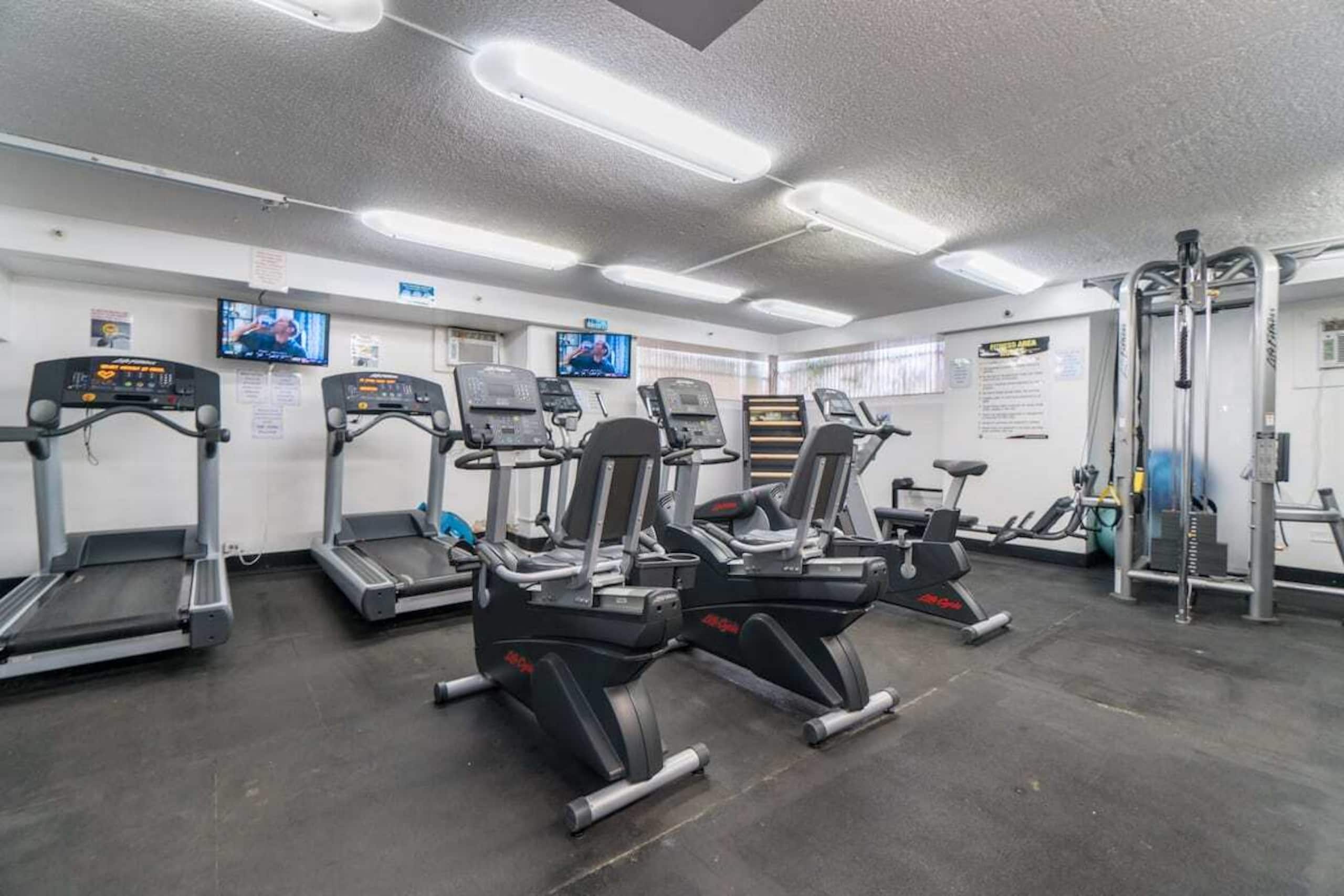 Condo in Honolulu · ★4.91 · Studio · 2 beds · 1 private bath - Image 5