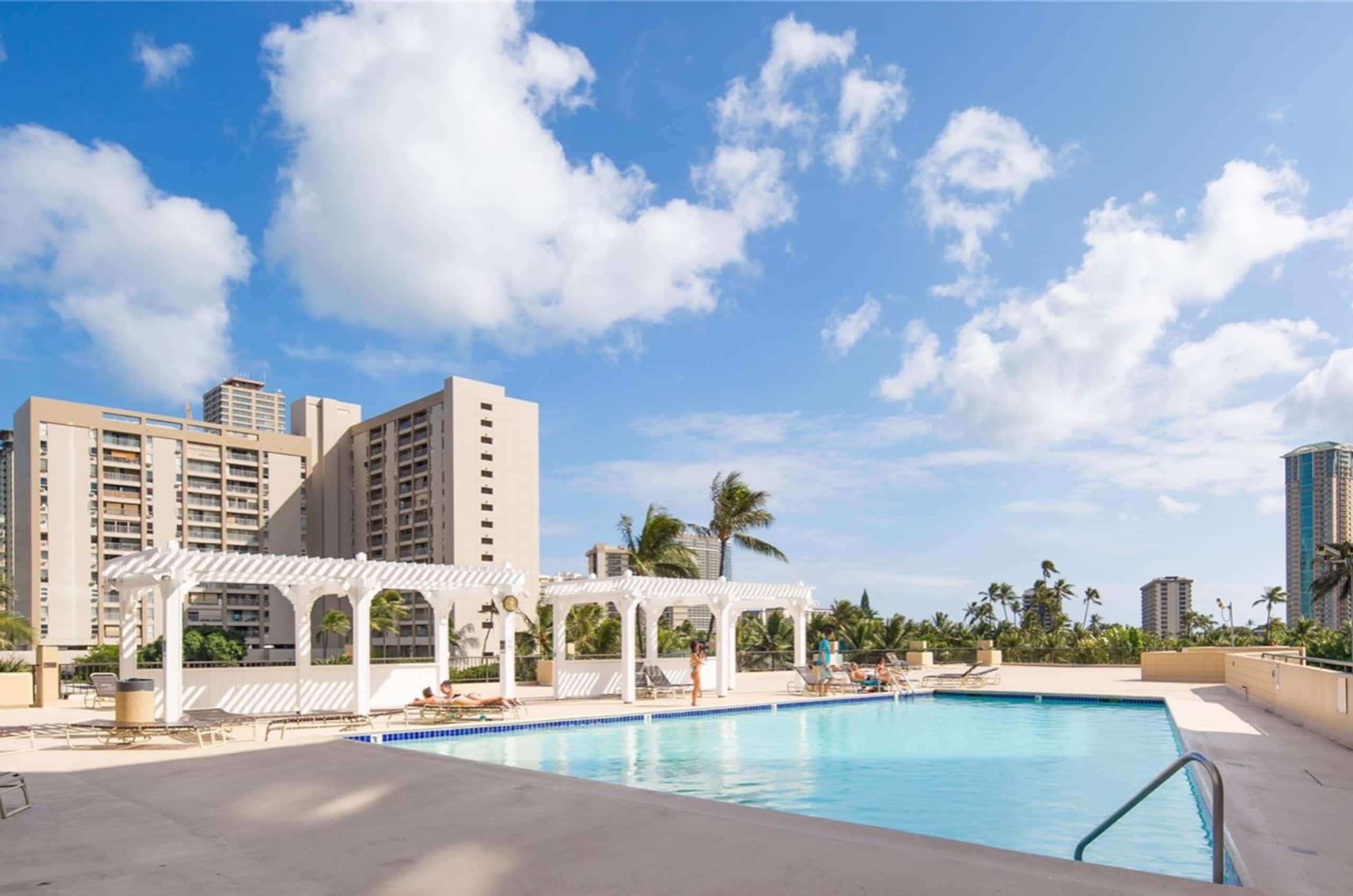 Condo in Honolulu · ★4.91 · Studio · 2 beds · 1 private bath - Image 2